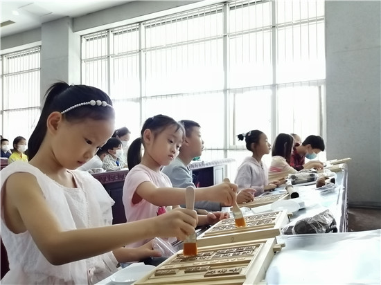 周口市博物馆“刷活《千字文》”中秋节研学体验活动受欢迎