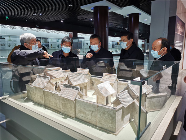 李伯谦一行到周口市博物馆参观指导工作