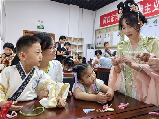 周口市博物馆 开展“我们的节日·端午”莓有烦恼绒花香囊DIY亲子活动
