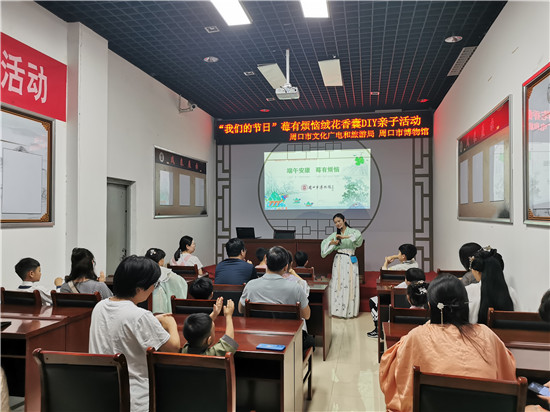 周口市博物馆 开展“我们的节日·端午”莓有烦恼绒花香囊DIY亲子活动