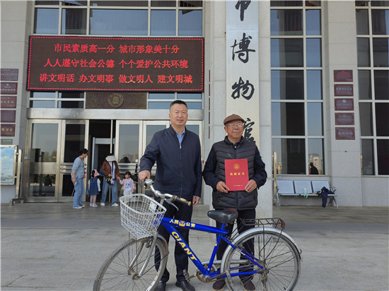 淮阳区市民栾明军 向市博物馆捐赠警用自行车